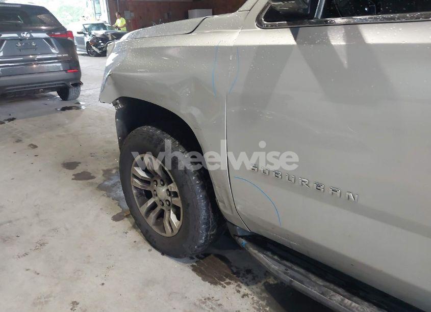 Photo 19 of 2019 Chevrolet Suburban LT (VIN 1GNSKHKC5KR371086)