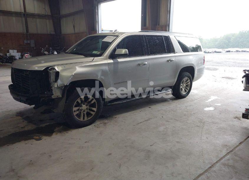 Photo 2 of 2019 Chevrolet Suburban LT (VIN 1GNSKHKC5KR371086)