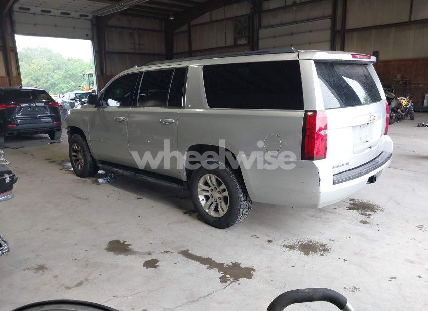 Photo 3 of 2019 Chevrolet Suburban LT (VIN 1GNSKHKC5KR371086)