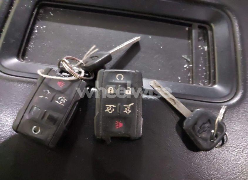 Photo 11 of 2018 Chevrolet Suburban LT (VIN 1GNSKHKC7JR115885)