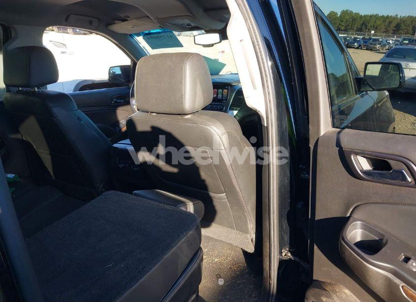 Photo 8 of 2019 Chevrolet Suburban LT (VIN 1GNSKHKC7KR163906)