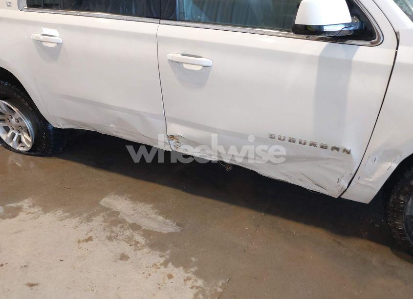 Photo 6 of 2018 Chevrolet Suburban LT (VIN 1GNSKHKC8JR211976)