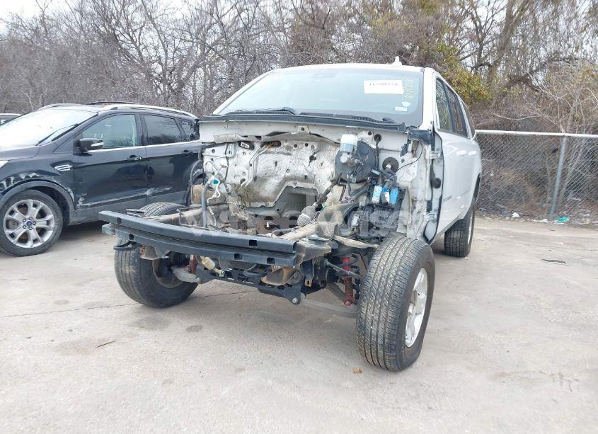 Photo 2 of 2016 Chevrolet Suburban LT (VIN 1GNSKHKC9GR281365)