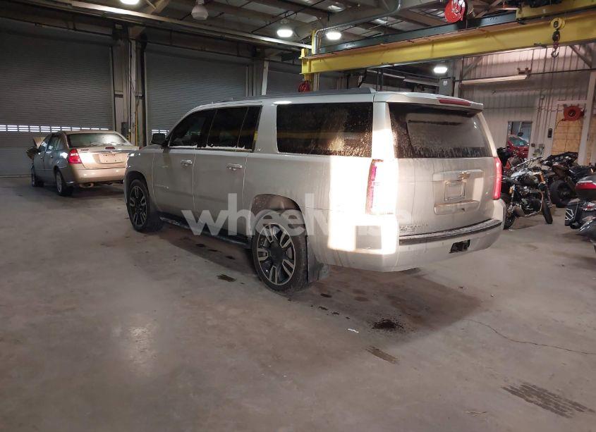 Photo 3 of 2019 Chevrolet Suburban LT (VIN 1GNSKHKC9KR177256)
