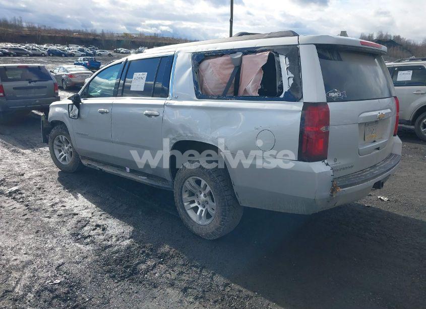 Photo 3 of 2019 Chevrolet Suburban LT (VIN 1GNSKHKC9KR246057)