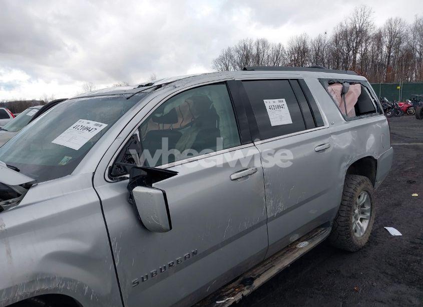 Photo 6 of 2019 Chevrolet Suburban LT (VIN 1GNSKHKC9KR246057)