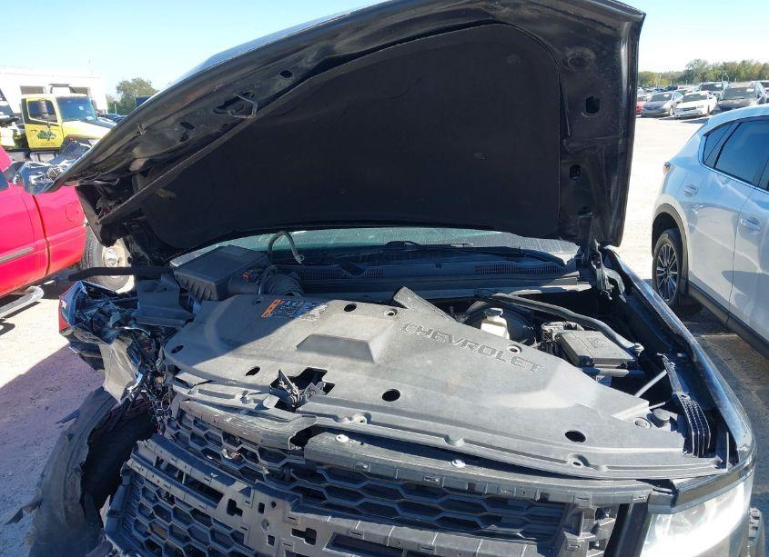 Photo 10 of 2017 Chevrolet Suburban LT (VIN 1GNSKHKCXHR300796)