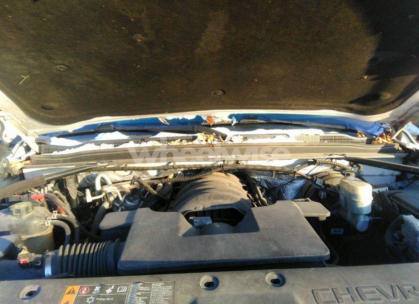 Photo 10 of 2017 Chevrolet Suburban LT (VIN 1GNSKHKCXHR301558)