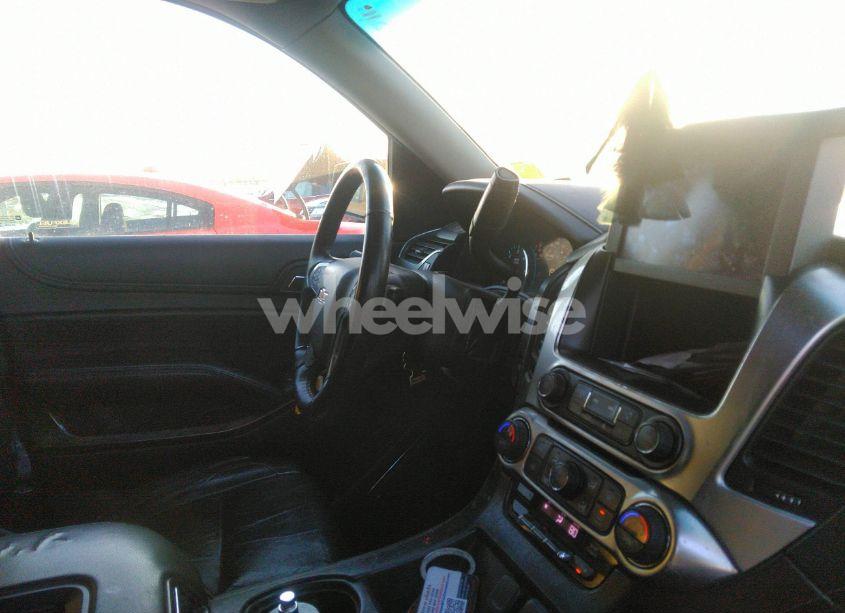 Photo 5 of 2017 Chevrolet Suburban LT (VIN 1GNSKHKCXHR301558)