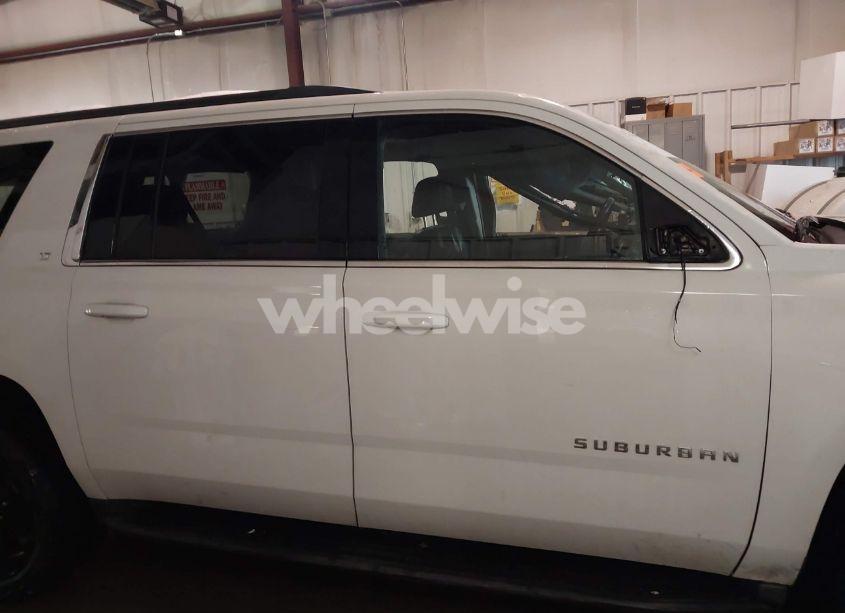 Photo 13 of 2017 Chevrolet Suburban LT (VIN 1GNSKHKCXHR328405)