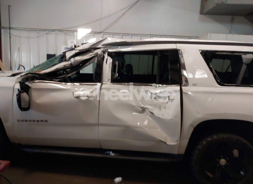 Photo 6 of 2017 Chevrolet Suburban LT (VIN 1GNSKHKCXHR328405)