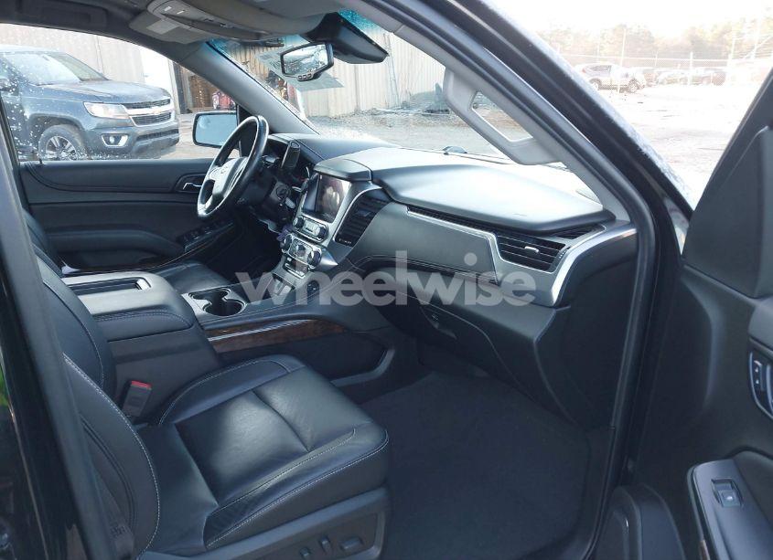 Photo 5 of 2019 Chevrolet Suburban LT (VIN 1GNSKHKCXKR327651)