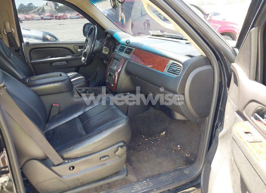 Photo 5 of 2011 Chevrolet Suburban 1500 LT1 (VIN 1GNSKJE30BR208039)