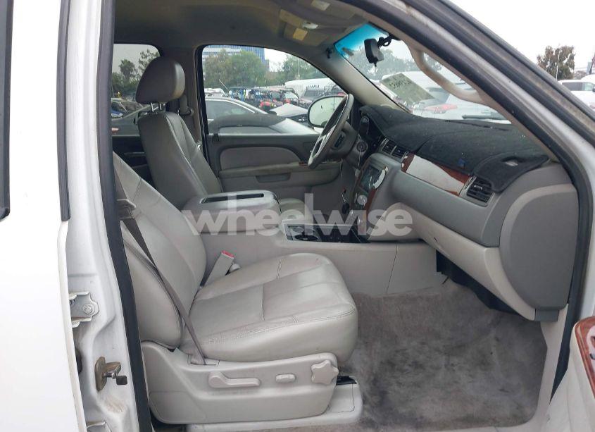 Photo 5 of 2011 Chevrolet Suburban 1500 LT1 (VIN 1GNSKJE30BR216805)