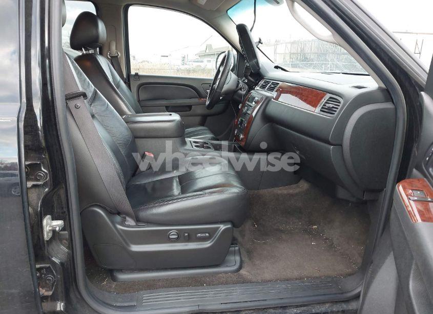 Photo 5 of 2011 Chevrolet Suburban 1500 LT1 (VIN 1GNSKJE30BR219235)