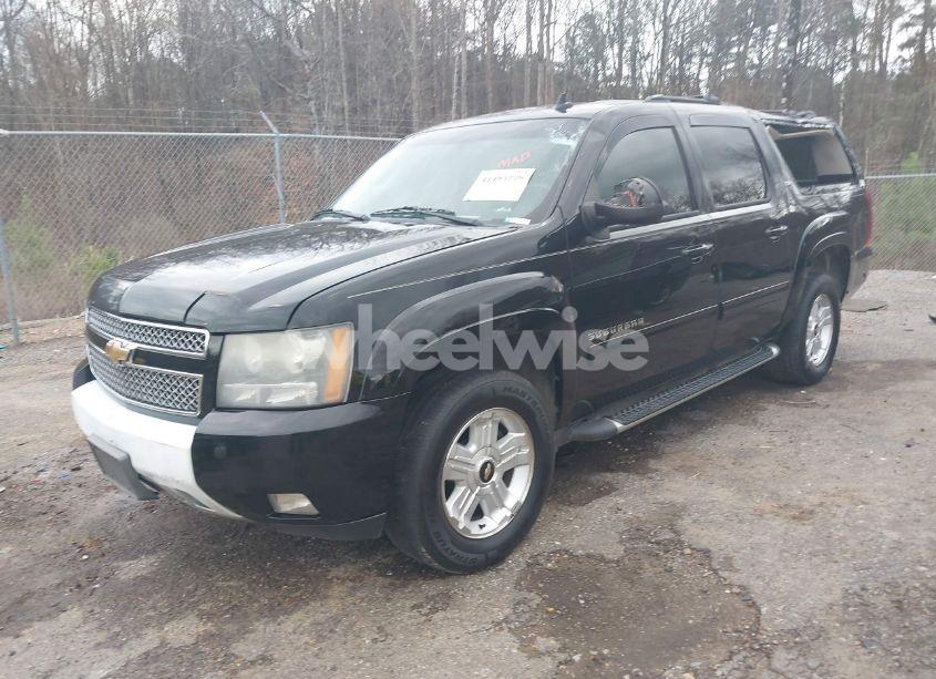 Photo 2 of 2011 Chevrolet Suburban 1500 LT1 (VIN 1GNSKJE31BR352277)