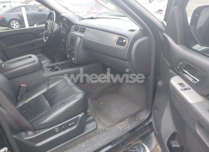 Photo 5 of 2011 Chevrolet Suburban 1500 LT1 (VIN 1GNSKJE31BR352277)