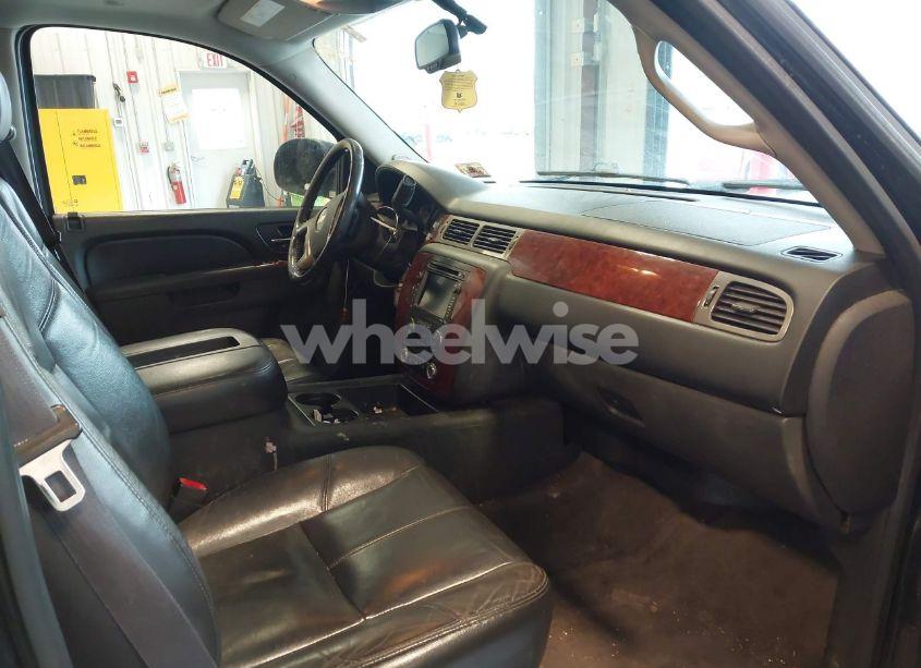 Photo 5 of 2011 Chevrolet Suburban 1500 LT1 (VIN 1GNSKJE31BR356961)