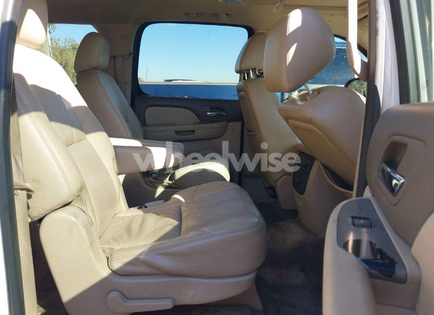 Photo 8 of 2011 Chevrolet Suburban 1500 LT1 (VIN 1GNSKJE33BR329499)