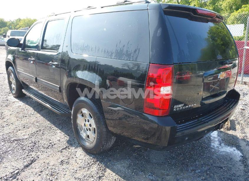 Photo 3 of 2011 Chevrolet Suburban 1500 LT1 (VIN 1GNSKJE34BR400810)