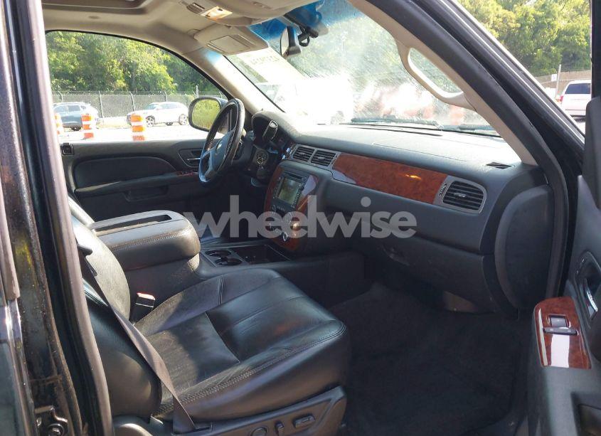 Photo 5 of 2011 Chevrolet Suburban 1500 LT1 (VIN 1GNSKJE34BR400810)