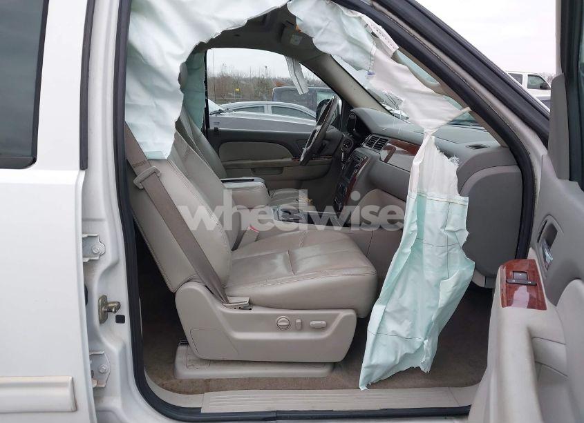 Photo 5 of 2011 Chevrolet Suburban 1500 LT1 (VIN 1GNSKJE36BR184345)