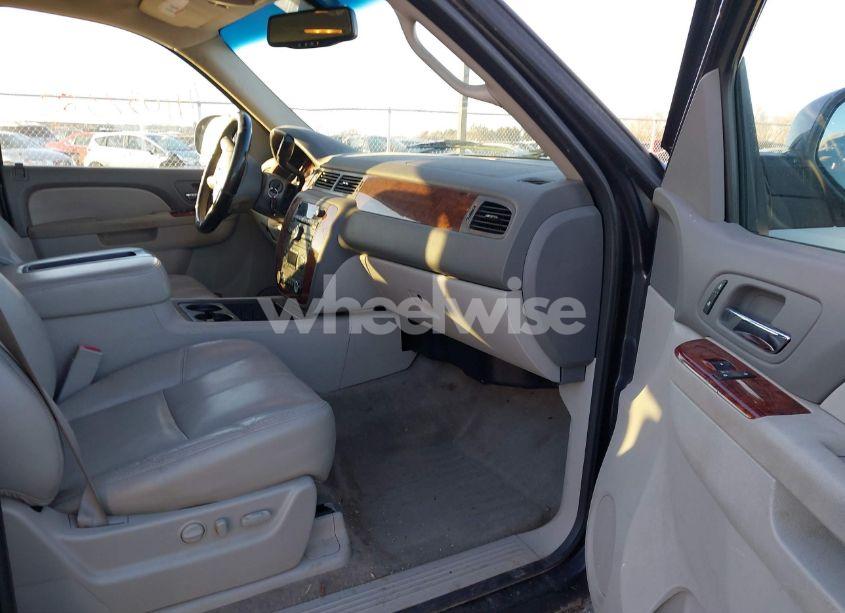 Photo 5 of 2011 Chevrolet Suburban 1500 LT1 (VIN 1GNSKJE37BR114322)