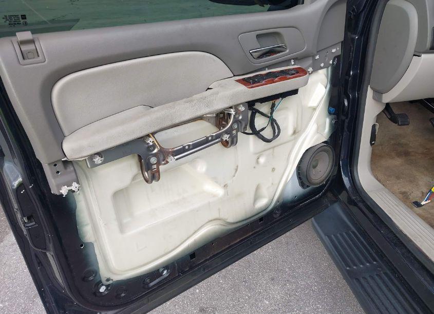 Photo 20 of 2011 Chevrolet Suburban 1500 LT1 (VIN 1GNSKJE38BR220648)