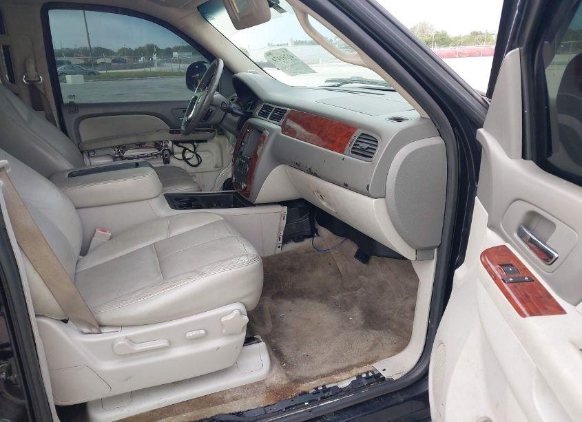 Photo 5 of 2011 Chevrolet Suburban 1500 LT1 (VIN 1GNSKJE38BR220648)