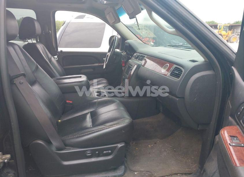 Photo 5 of 2011 Chevrolet Suburban 1500 LT1 (VIN 1GNSKJE39BR320788)