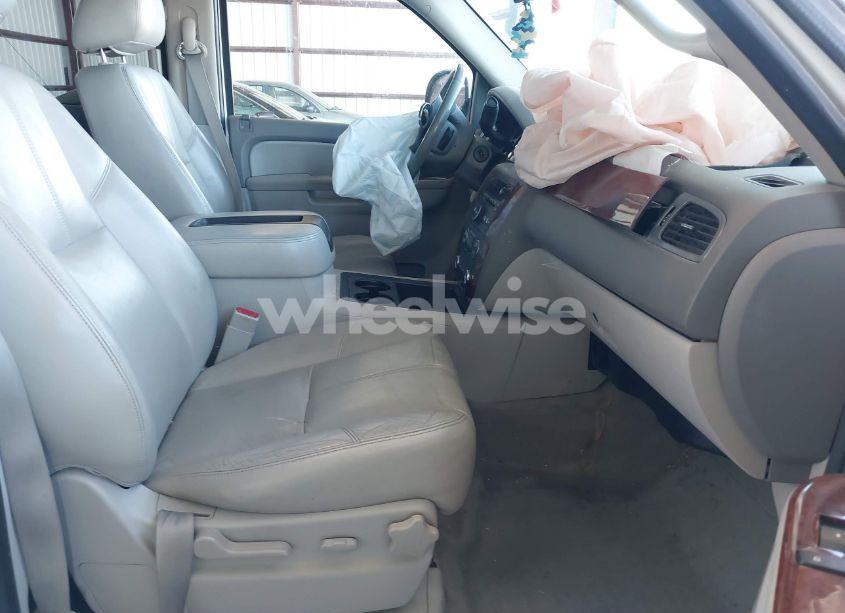 Photo 5 of 2011 Chevrolet Suburban 1500 LT1 (VIN 1GNSKJE3XBR192562)