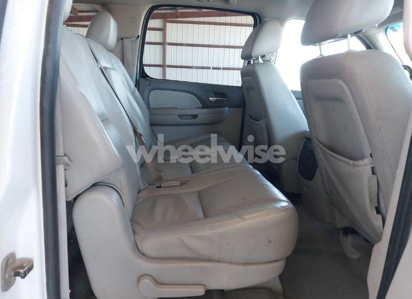 Photo 8 of 2011 Chevrolet Suburban 1500 LT1 (VIN 1GNSKJE3XBR192562)