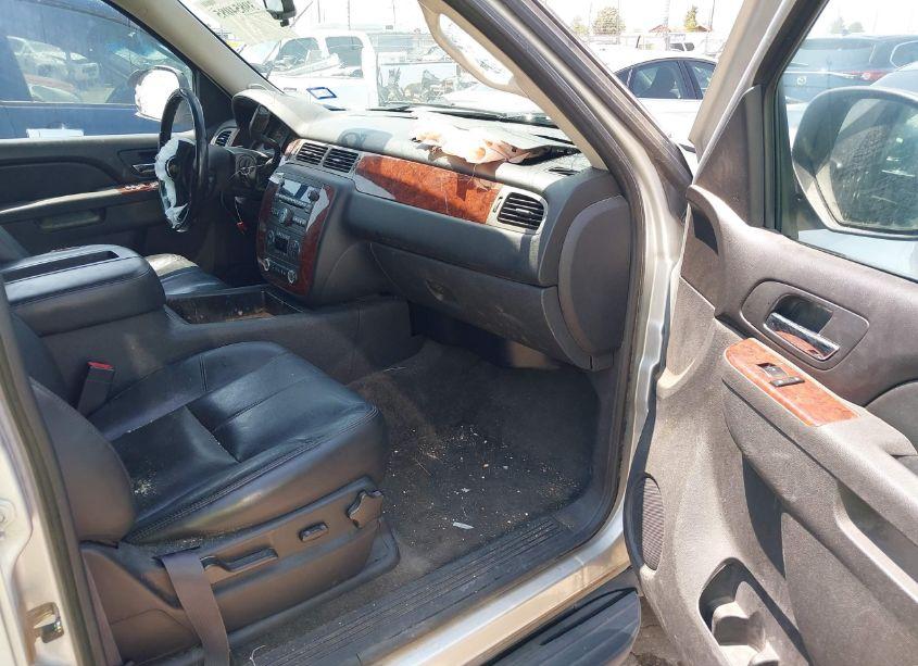 Photo 5 of 2011 Chevrolet Suburban 1500 LT1 (VIN 1GNSKJE3XBR332710)