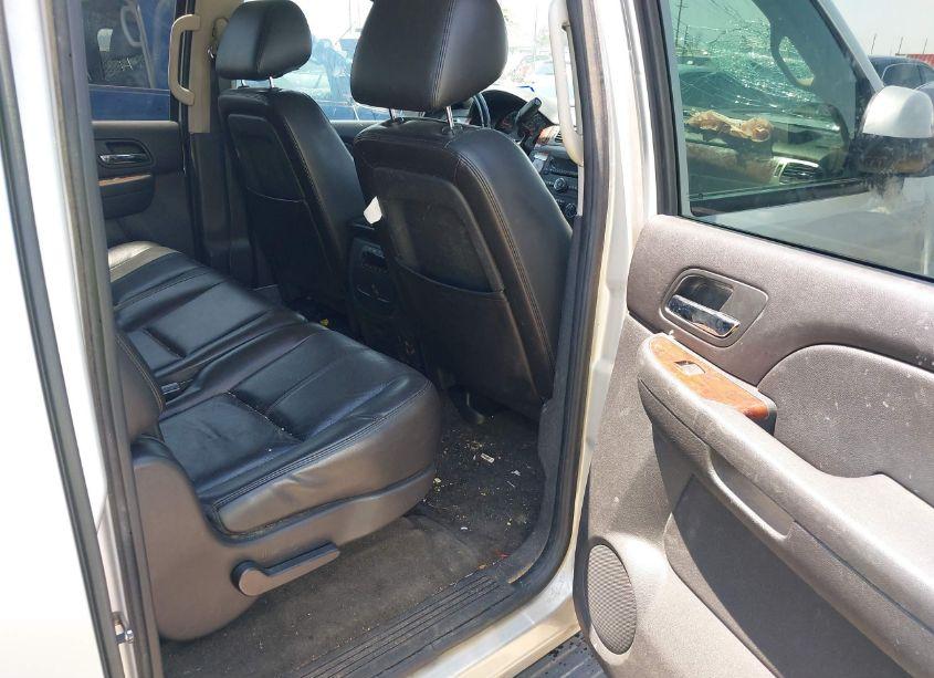 Photo 8 of 2011 Chevrolet Suburban 1500 LT1 (VIN 1GNSKJE3XBR332710)