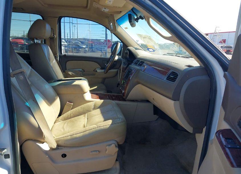 Photo 5 of 2011 Chevrolet Suburban 1500 LT1 (VIN 1GNSKJE3XBR367943)