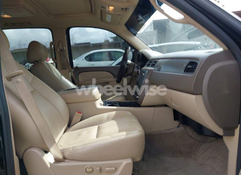 Photo 5 of 2012 Chevrolet Suburban 1500 LT (VIN 1GNSKJE70CR135369)