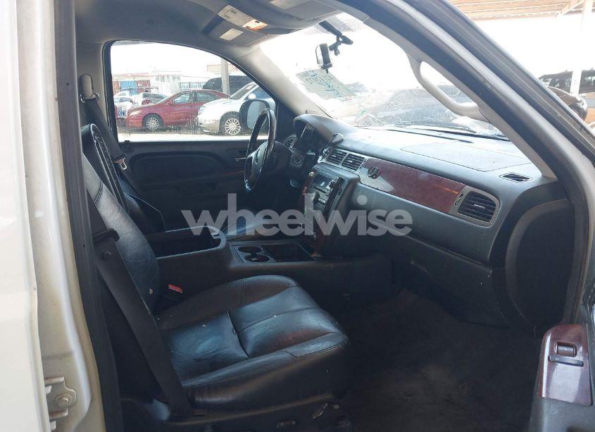 Photo 5 of 2012 Chevrolet Suburban 1500 LT (VIN 1GNSKJE70CR295137)