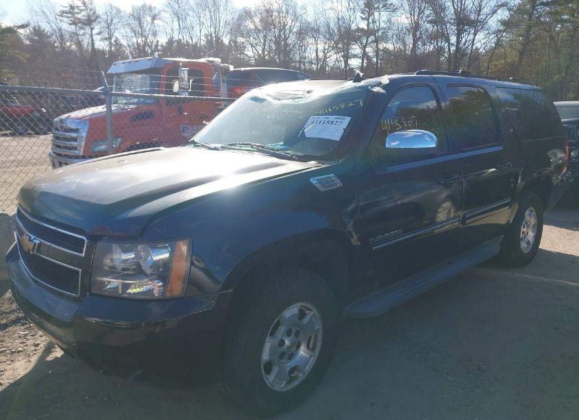 Photo 2 of 2013 Chevrolet Suburban 1500 LT (VIN 1GNSKJE70DR254508)