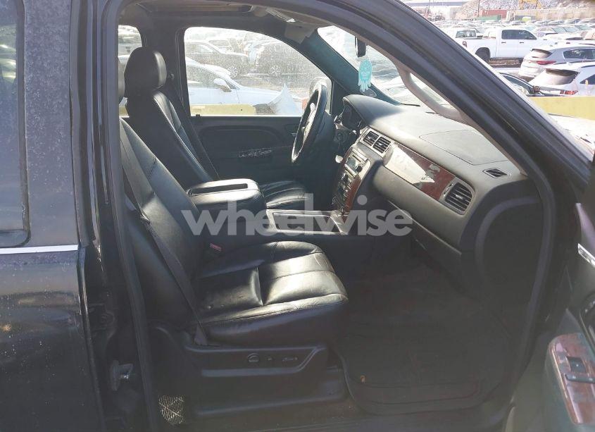 Photo 5 of 2014 Chevrolet Suburban K1500 LT (VIN 1GNSKJE70ER188902)