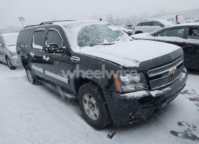 2013 Chevrolet Suburban 1500 LT (VIN 1GNSKJE71DR133731) main photo