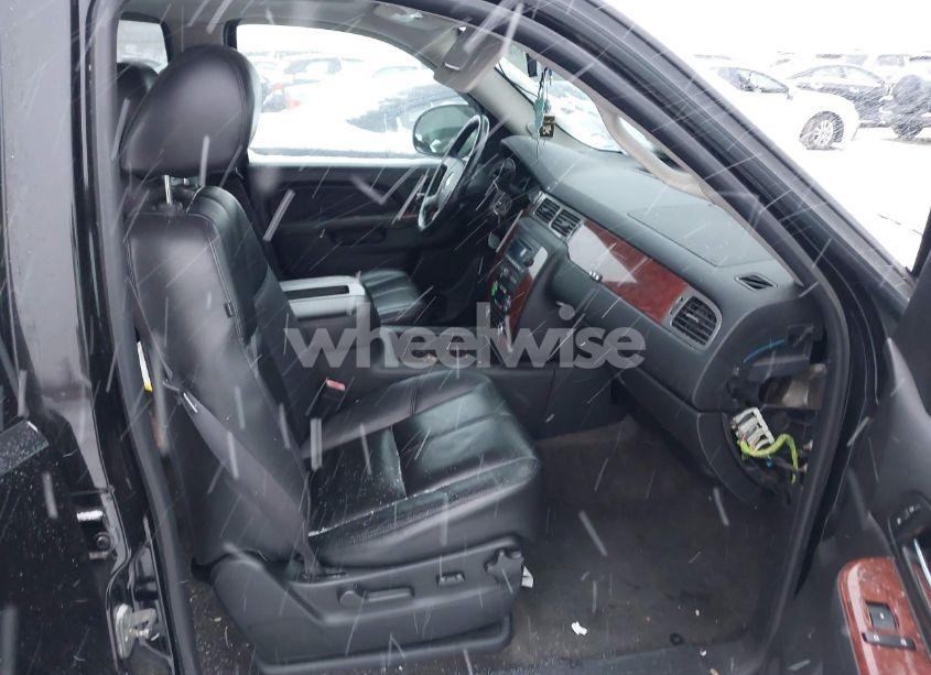 Photo 5 of 2013 Chevrolet Suburban 1500 LT (VIN 1GNSKJE71DR133731)