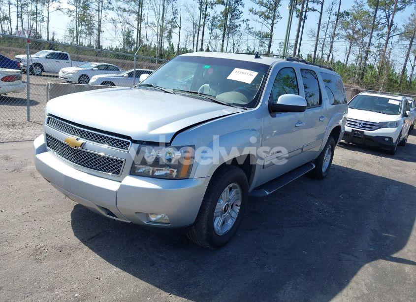 Photo 2 of 2013 Chevrolet Suburban 1500 LT (VIN 1GNSKJE71DR213143)