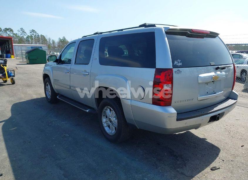 Photo 3 of 2013 Chevrolet Suburban 1500 LT (VIN 1GNSKJE71DR213143)