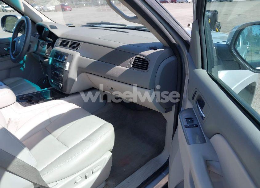 Photo 5 of 2013 Chevrolet Suburban 1500 LT (VIN 1GNSKJE71DR213143)