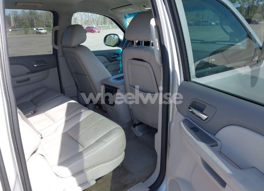 Photo 8 of 2013 Chevrolet Suburban 1500 LT (VIN 1GNSKJE71DR213143)