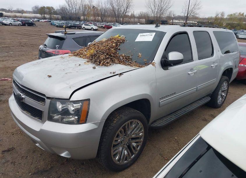 Photo 2 of 2013 Chevrolet Suburban 1500 LT (VIN 1GNSKJE71DR334335)