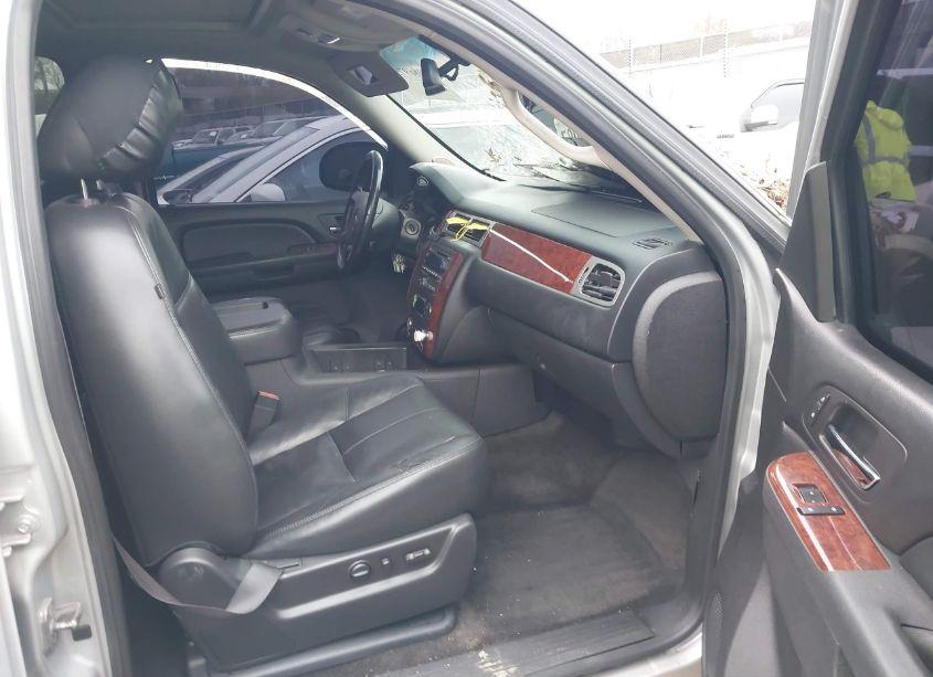 Photo 5 of 2013 Chevrolet Suburban 1500 LT (VIN 1GNSKJE71DR334335)