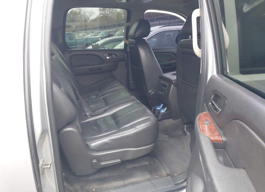 Photo 8 of 2013 Chevrolet Suburban 1500 LT (VIN 1GNSKJE71DR334335)