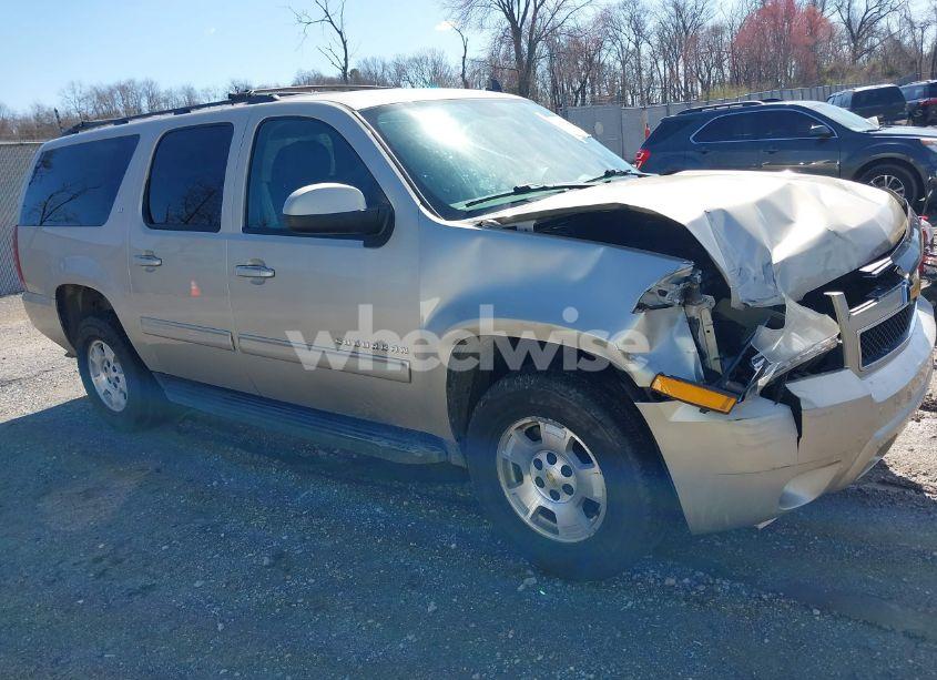 2014 Chevrolet Suburban 1500 LT (VIN 1GNSKJE71ER145069) main photo