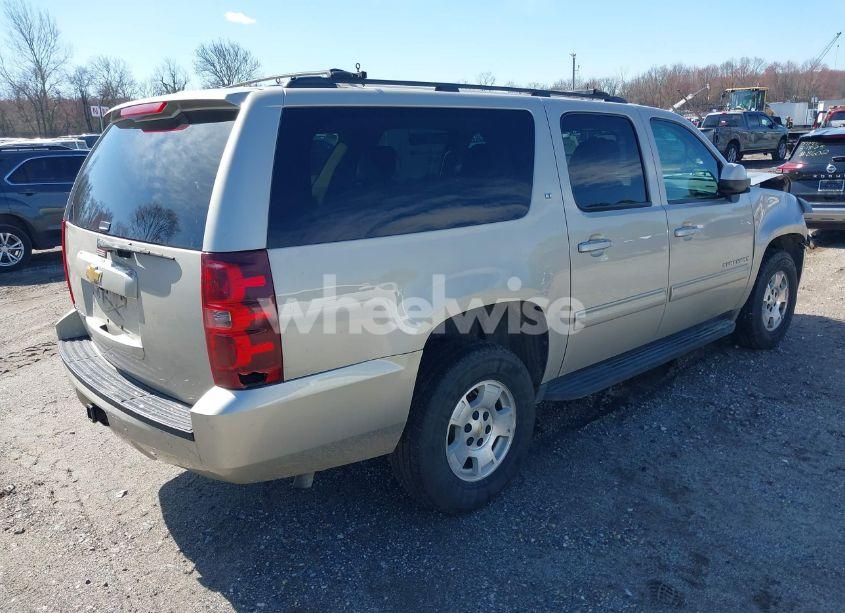 Photo 4 of 2014 Chevrolet Suburban 1500 LT (VIN 1GNSKJE71ER145069)